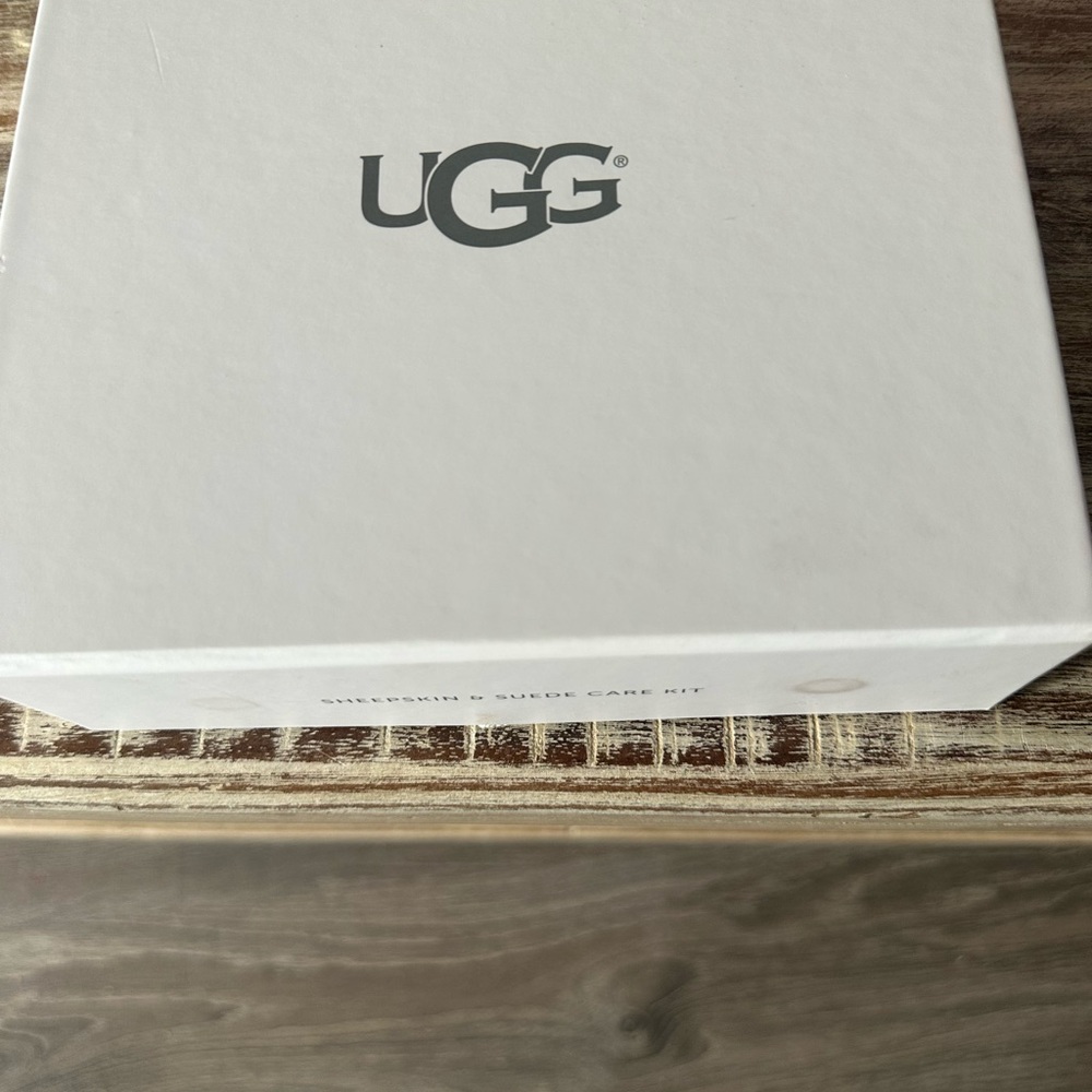 NIB Ugg Sheepskin and Suede Care Kit